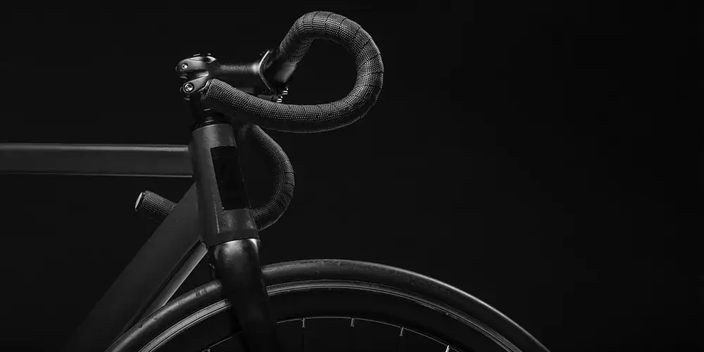 Fahrrad vor dunklem Hintergrund