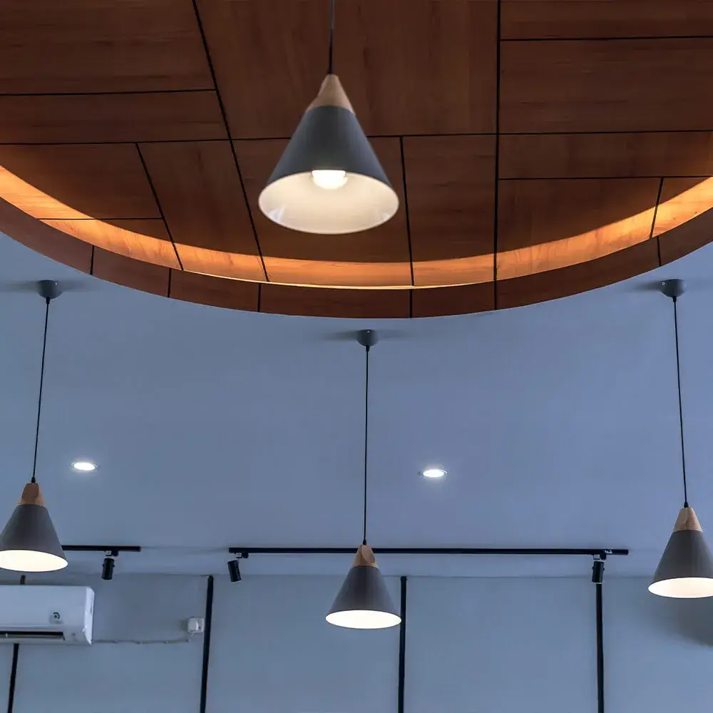 Lampen hängen von der Decke