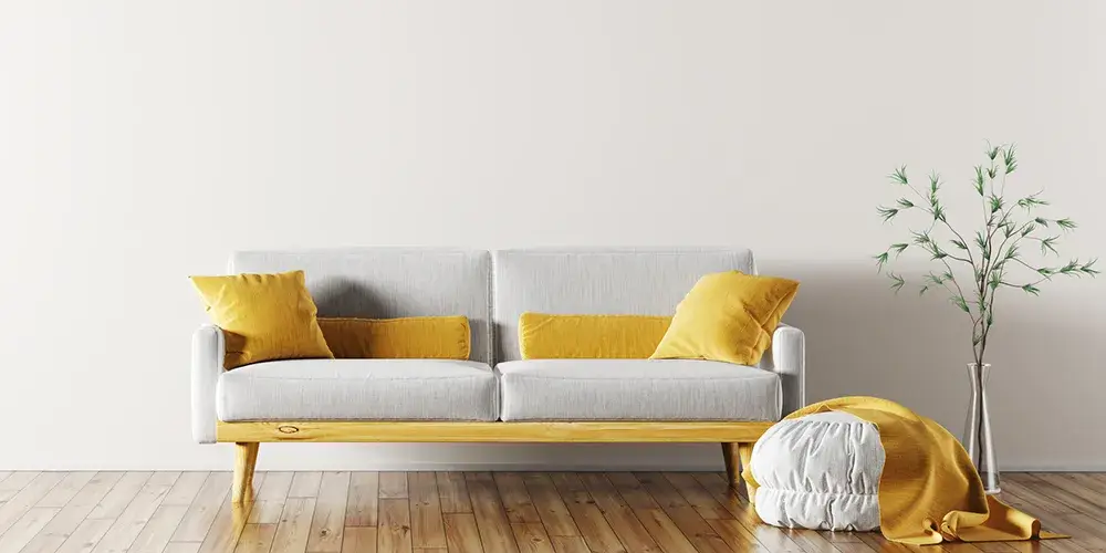 Couch vor weißer Wand