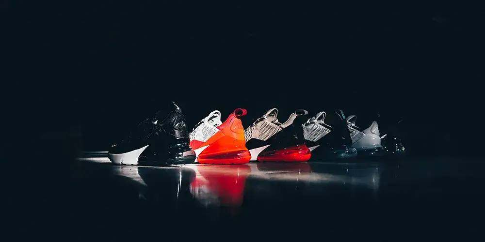 Schuhe vor dunklem Hintergrund