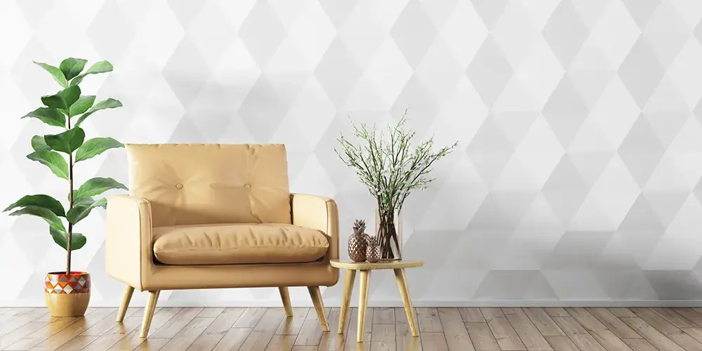 Couch vor weißer Wand